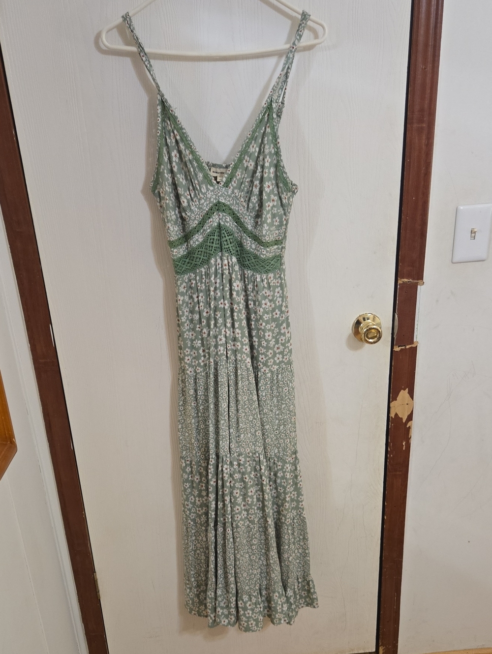 Sleeveless Green Floral Maxi Dress with V-Neck and Crocheted Waist
